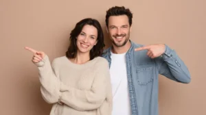 Pareja con ortodoncia invisible. Precios de Ortodoncia