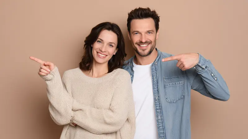 Pareja con ortodoncia invisible. Precios de Ortodoncia